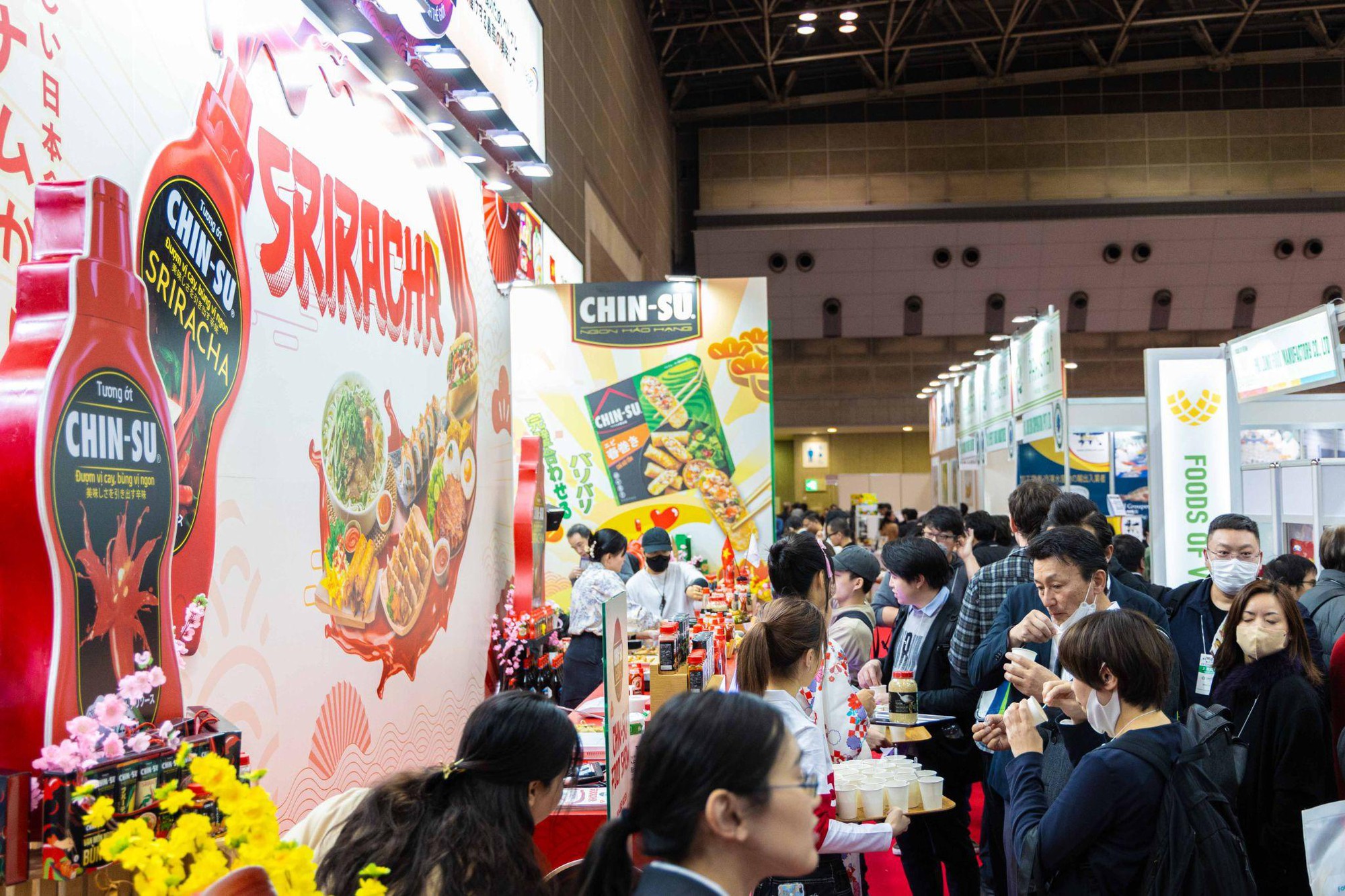 Thực khách xếp hàng đợi thưởng thức đặc sản Việt cùng tương ớt Chin-su Sriracha tại Foodex Nhật Bản 2024- Ảnh 1.