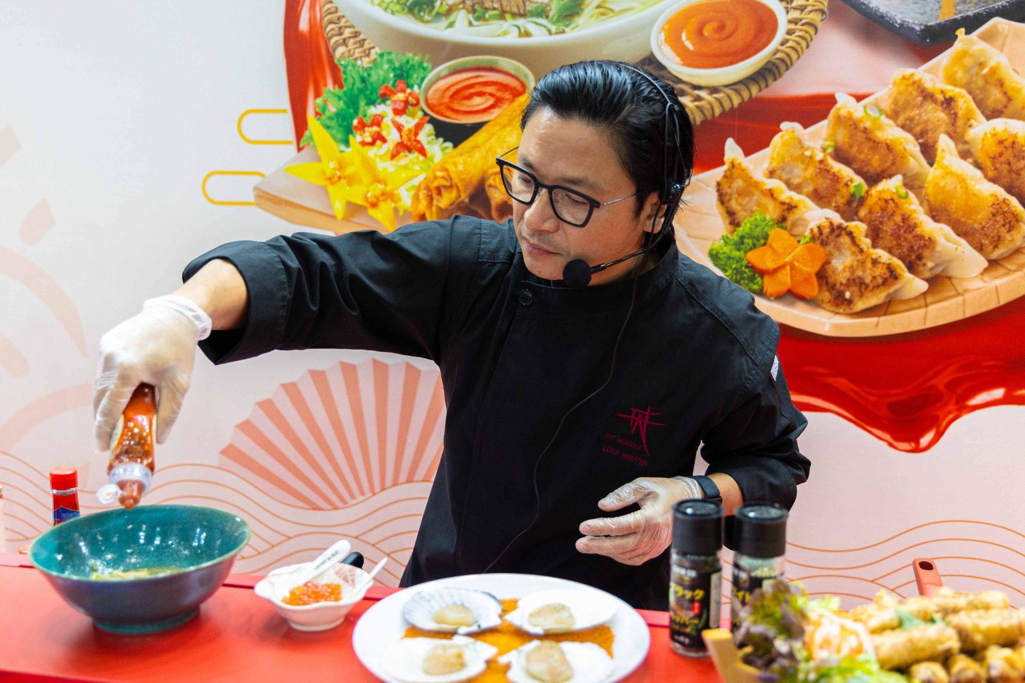 Thực khách xếp hàng đợi thưởng thức đặc sản Việt cùng tương ớt Chin-su Sriracha tại Foodex Nhật Bản 2024- Ảnh 2.