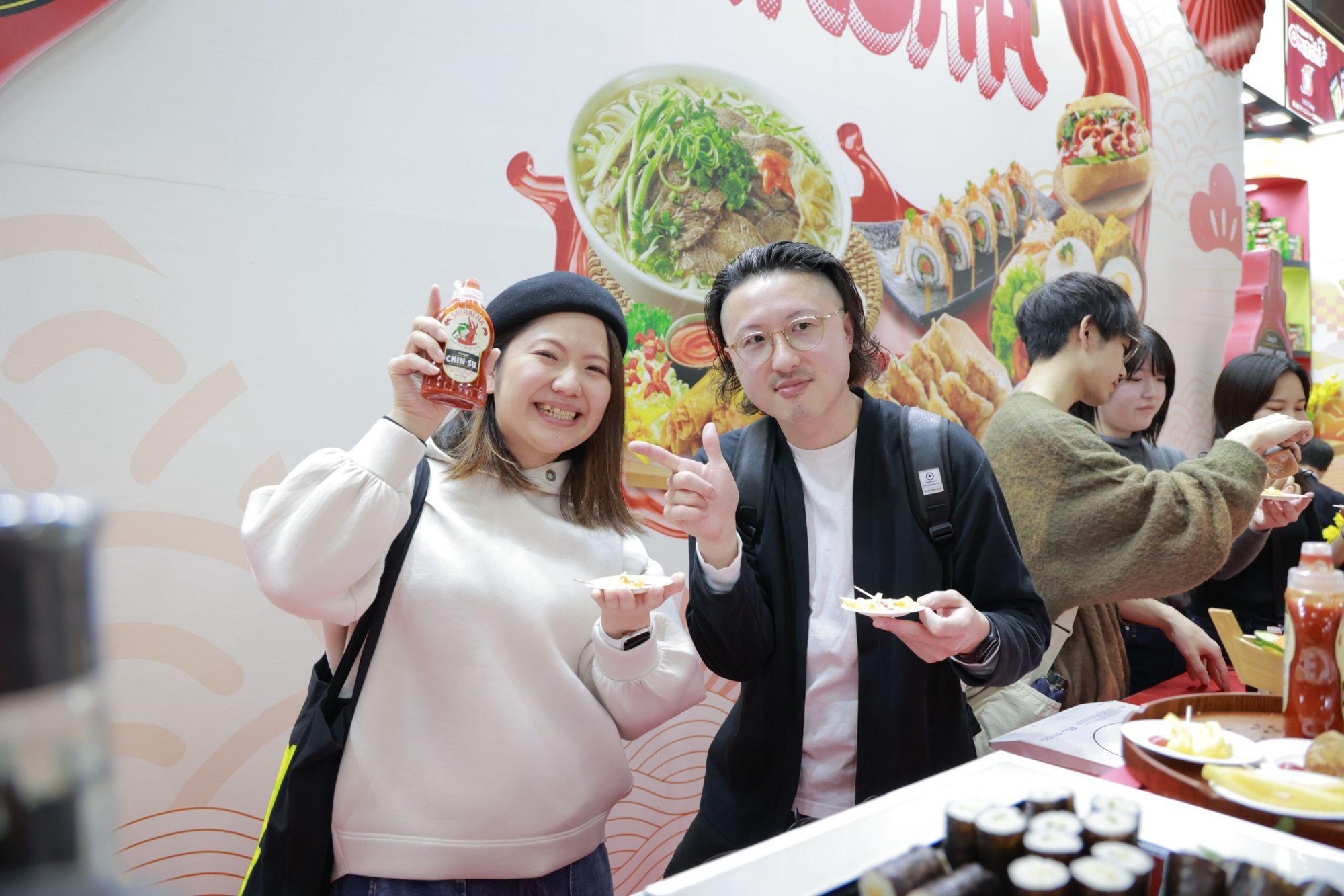 Thực khách xếp hàng đợi thưởng thức đặc sản Việt cùng tương ớt Chin-su Sriracha tại Foodex Nhật Bản 2024- Ảnh 3.