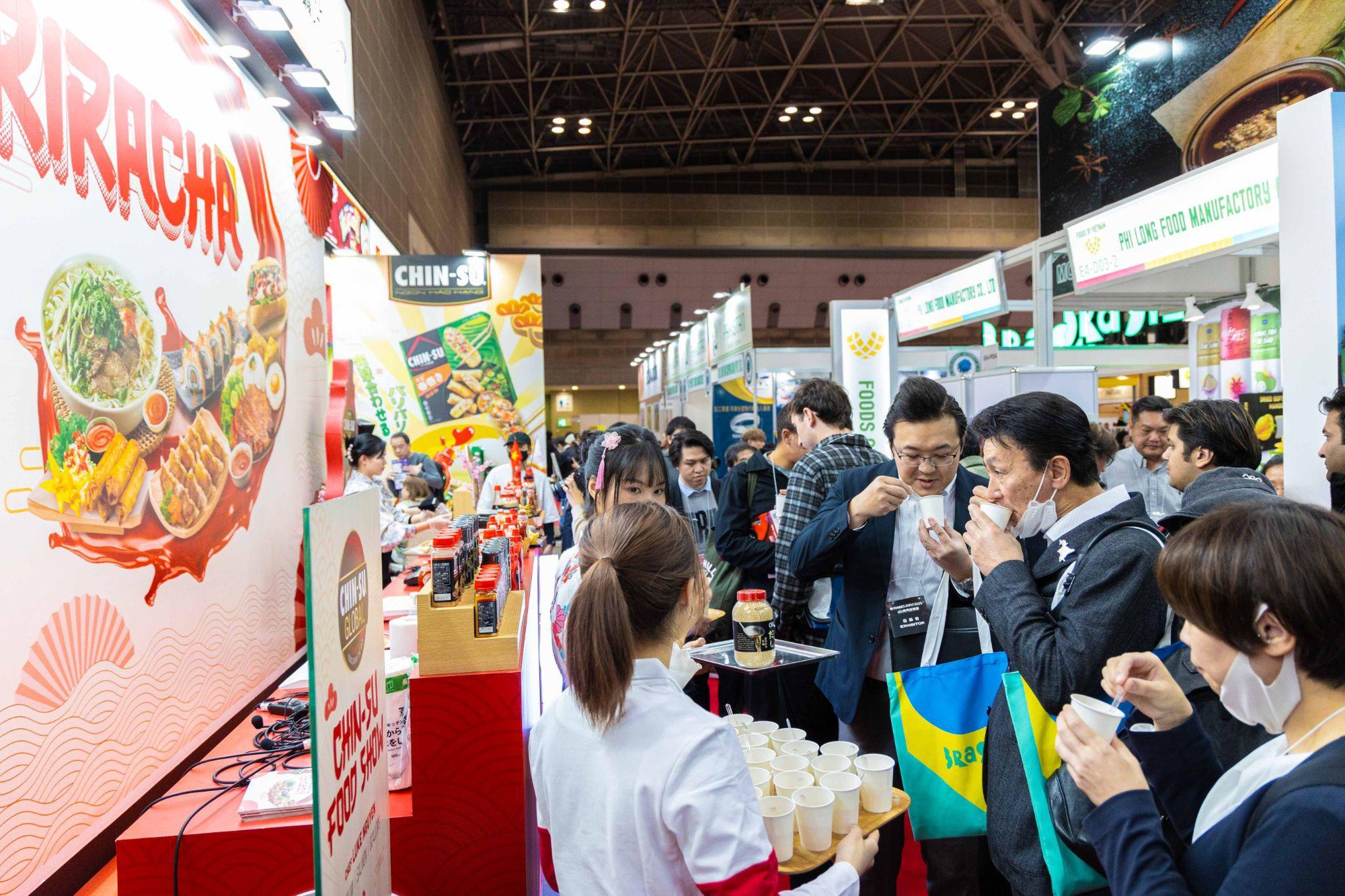 Thực khách xếp hàng đợi thưởng thức đặc sản Việt cùng tương ớt Chin-su Sriracha tại Foodex Nhật Bản 2024- Ảnh 4.
