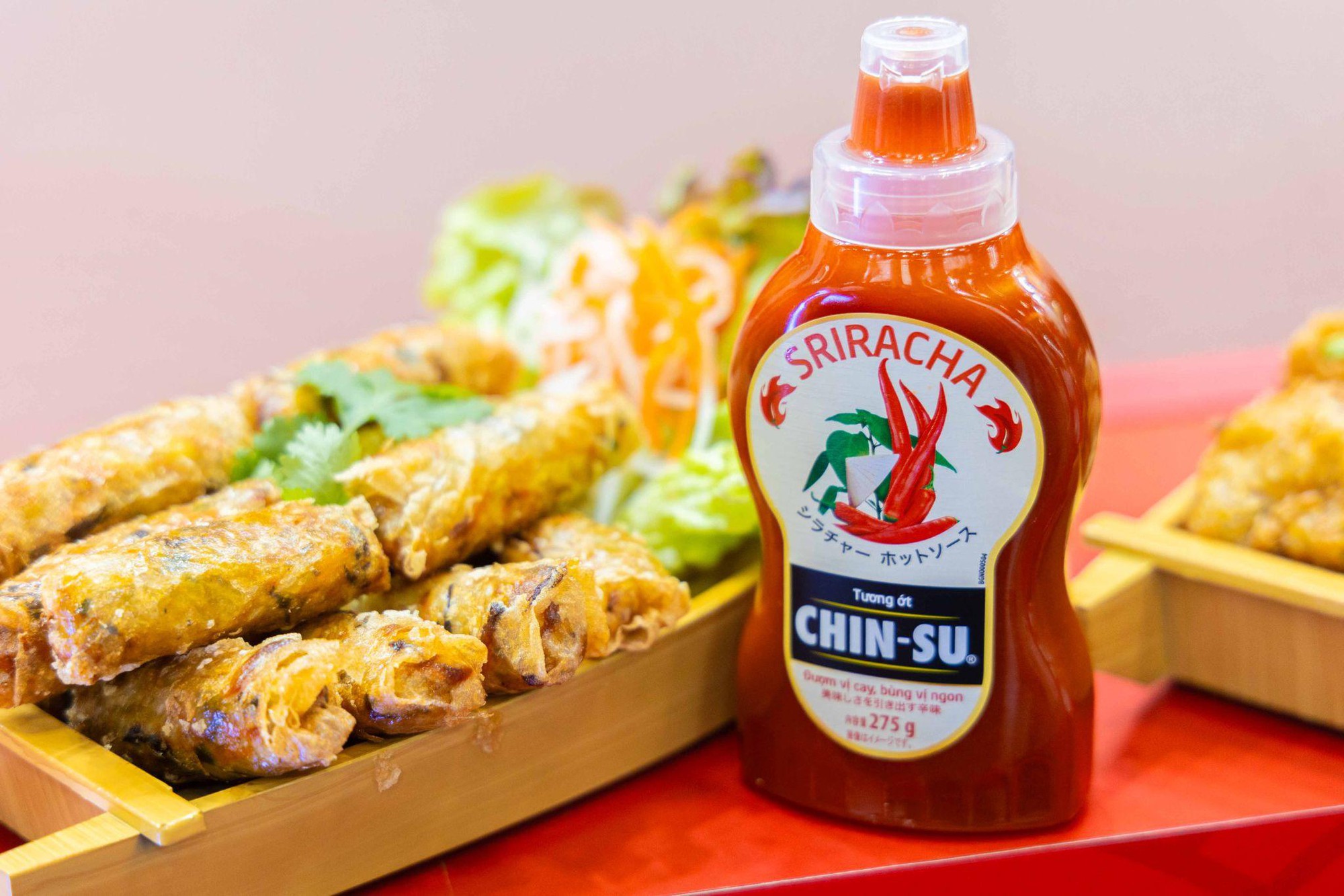 Thực khách xếp hàng đợi thưởng thức đặc sản Việt cùng tương ớt Chin-su Sriracha tại Foodex Nhật Bản 2024- Ảnh 5.