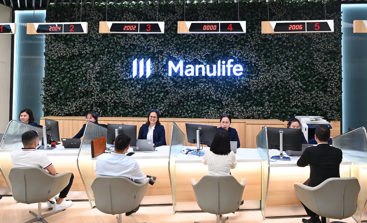 Manulife chi trả 8.623 tỉ đồng quyền lợi bảo hiểm năm 2023, tăng 25% so với 2022- Ảnh 1.