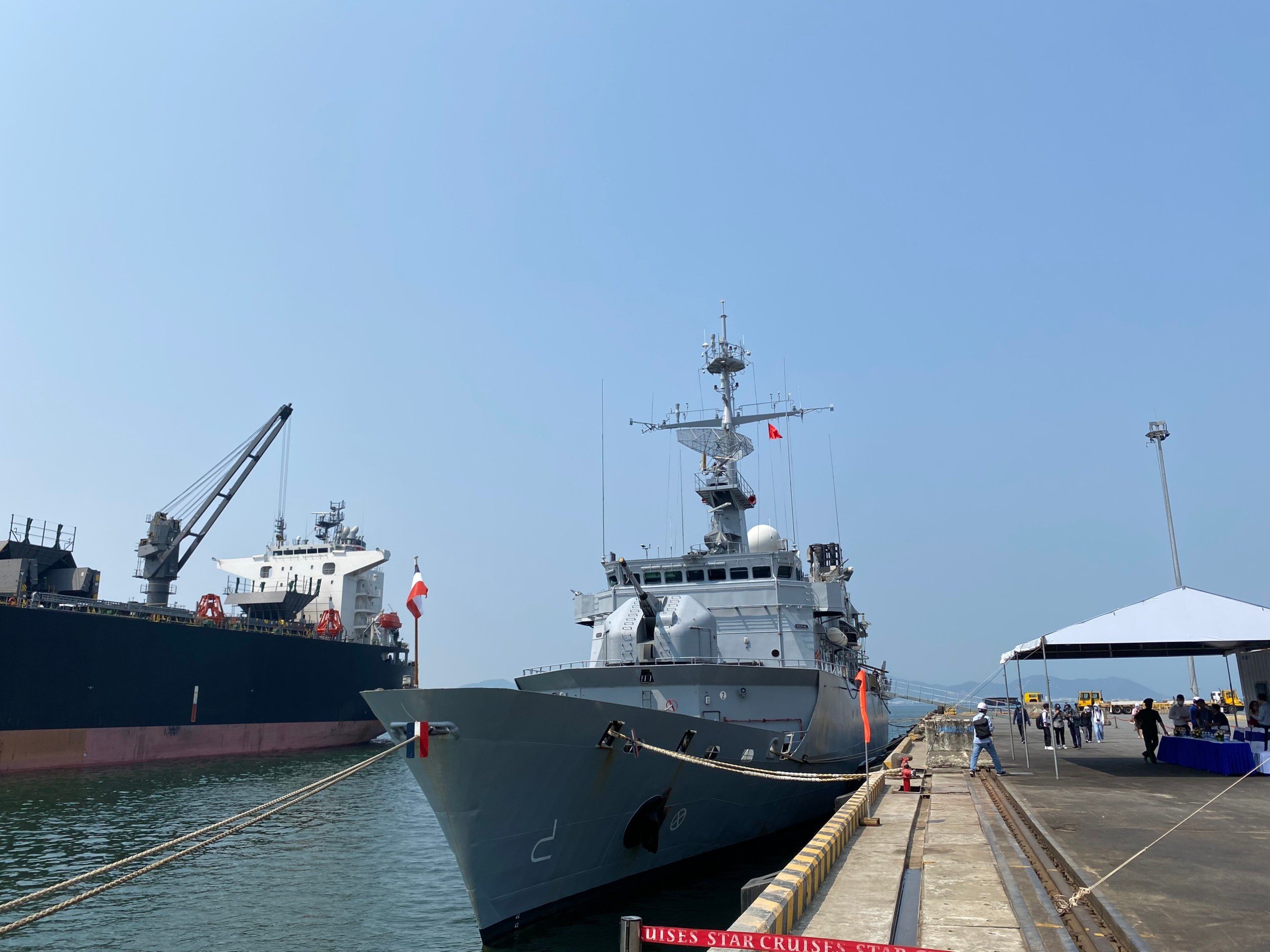 Cận cảnh tàu tuần dương Pháp vừa cập cảng Đà Nẵng- Ảnh 1.