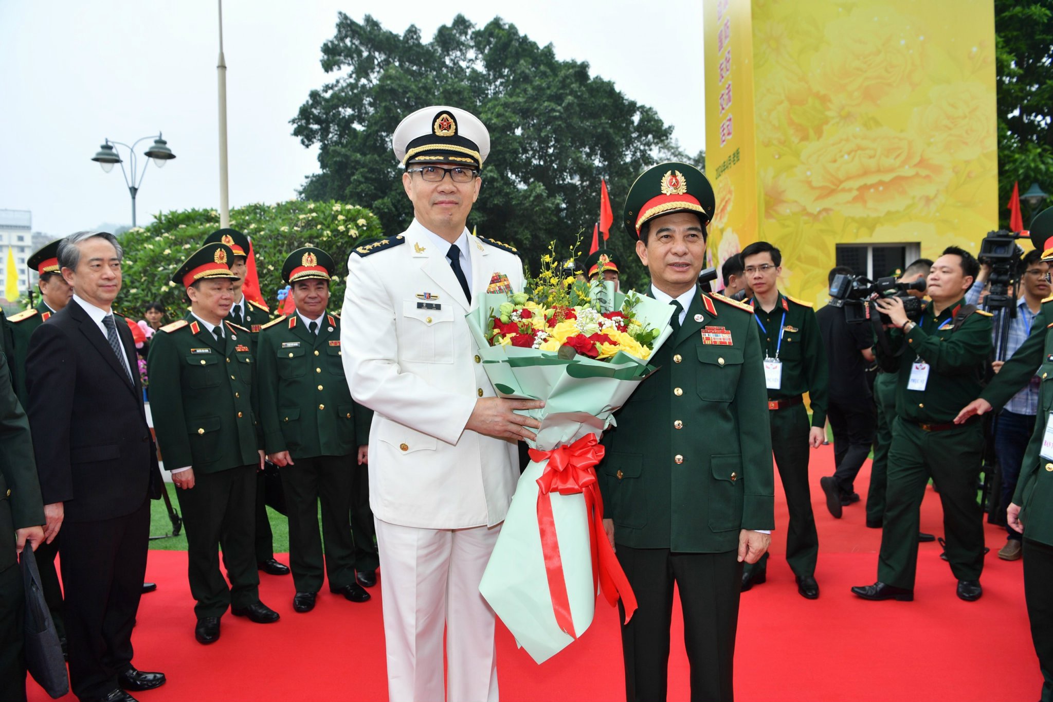 Hai Bộ trưởng Bộ Quốc phòng Việt Nam và Trung Quốc tô son cột mốc biên giới