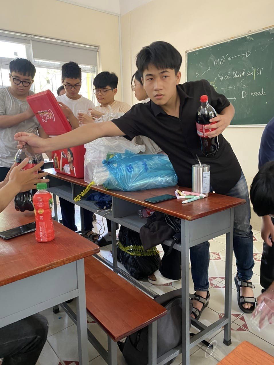 Trích tiền túi mua nước cho sinh viên, thầy giáo bất ngờ trở thành “idol”- Ảnh 2.
