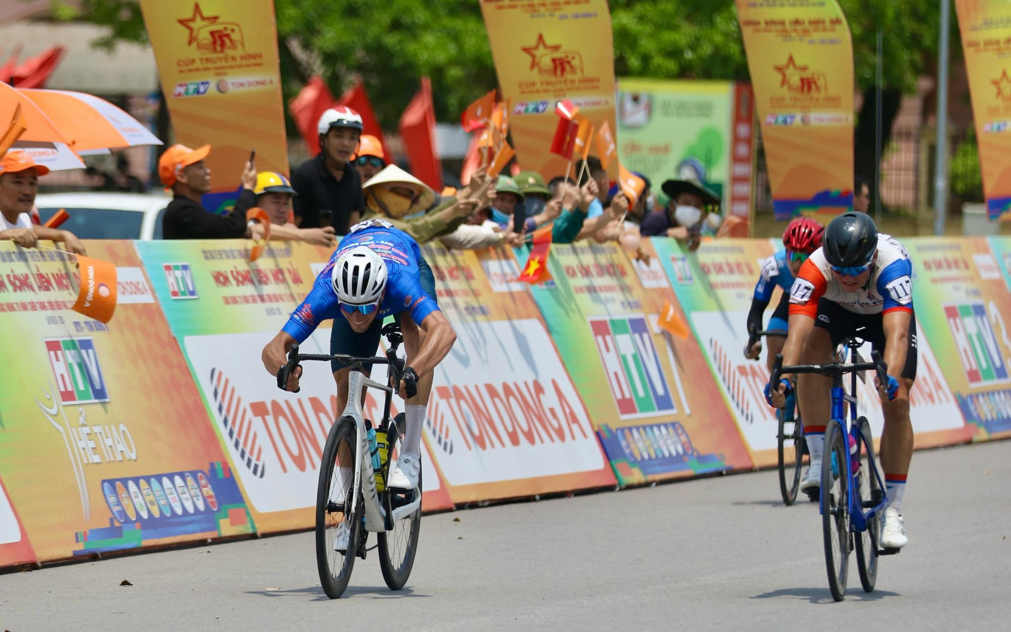 Xác định nhất chặng bằng camera: Patrick Patterson thắng sít sao tại Quảng Ngãi - Ảnh 2.