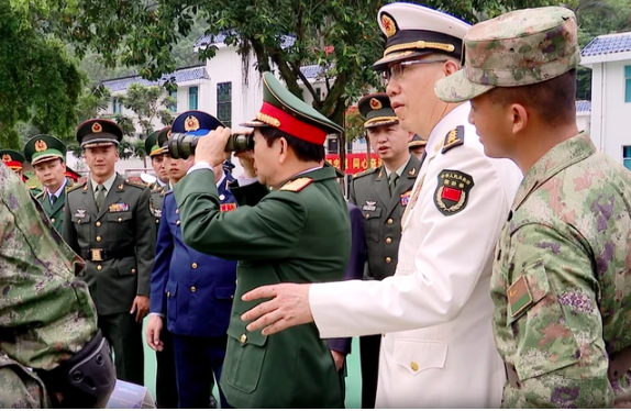 Đại tướng Phan Văn Giang tham quan khí tài của lực lượng biên phòng Trung Quốc- Ảnh 6.