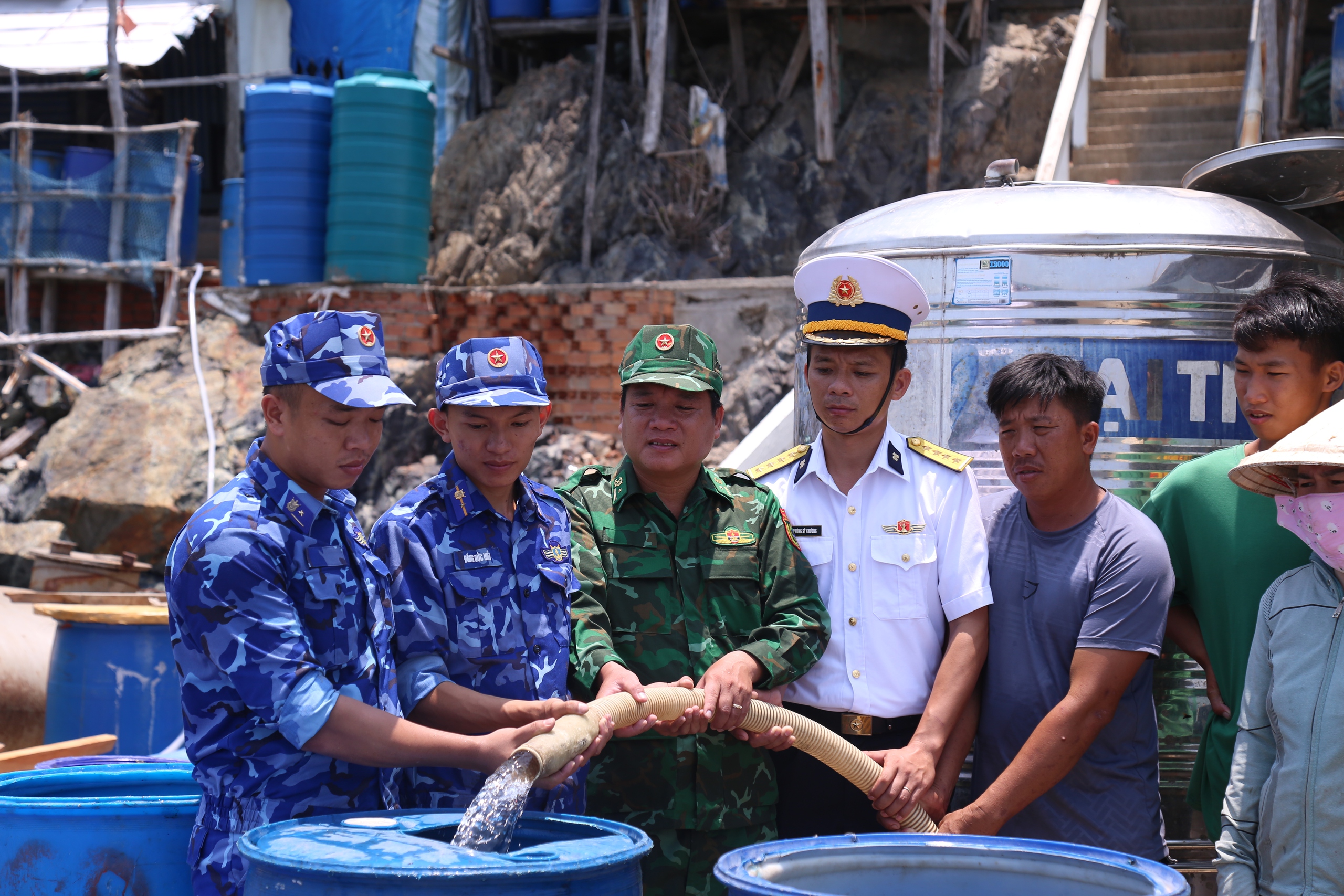 Hành động đẹp của những người lính Vùng Cảnh sát biển 4 ở Phú Quốc- Ảnh 9.
