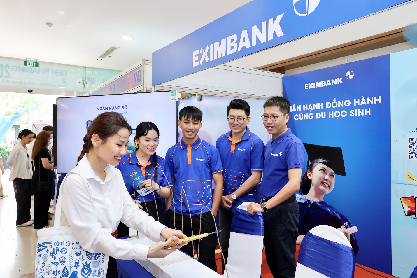Eximbank tài trợ học bổng trị giá 300 triệu đồng cho Đại học Kinh tế Thành phố Hồ Chí Minh- Ảnh 2.