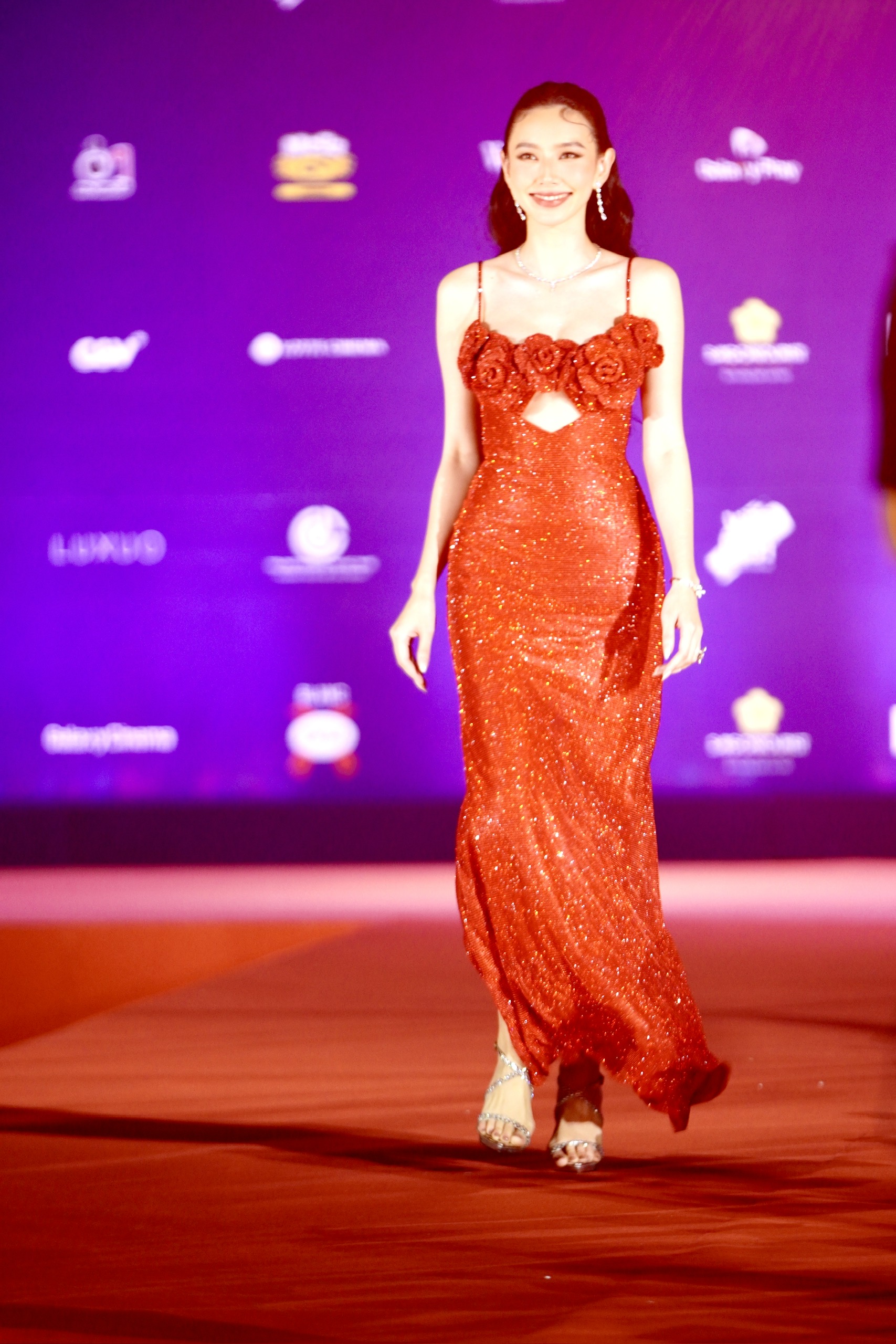 Hoa hậu Tiểu Vy lung linh trên thảm đỏ bế mạc HIFF 2024- Ảnh 15.