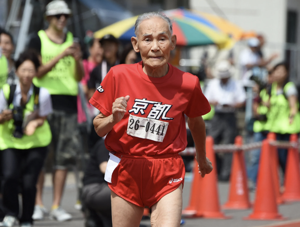 Ông Hidekichi Miyazaki (đã mất vào năm 2019, thọ 109 tuổi) tham gia cuộc thi chạy 100m ở Kyoto vào năm 2015 - Ảnh: AFP