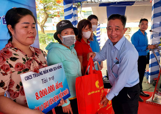 Ông Bùi Thanh Liêm, Phó Tổng Biên tập Báo Người Lao Động, trao quà cho đoàn viên - lao động khó khăn tại quận Bình Tân, TP HCM trong buổi lễ khai mạc Tháng Công nhân