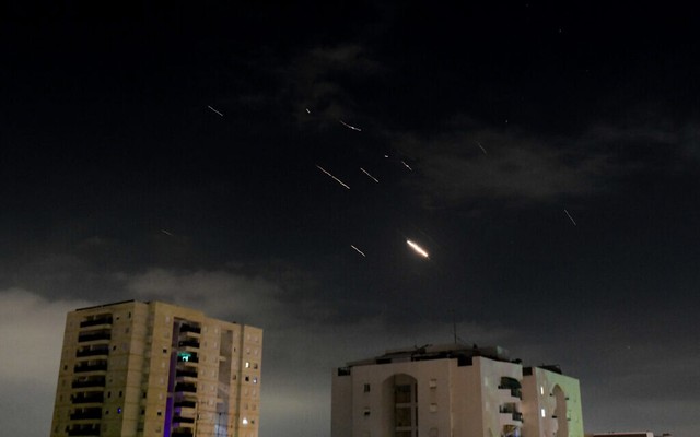 Các vật thể lóe sáng trên bầu trời thủ đô Tel Aviv của Israel trong cuộc tấn công xuyên đêm của Iran - Ảnh: Times of Israel