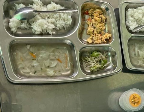 Bữa ăn trưa ở một trường tiểu học tại quận 8, TP HCM Ảnh: PHỤ HUYNH CUNG CẤP