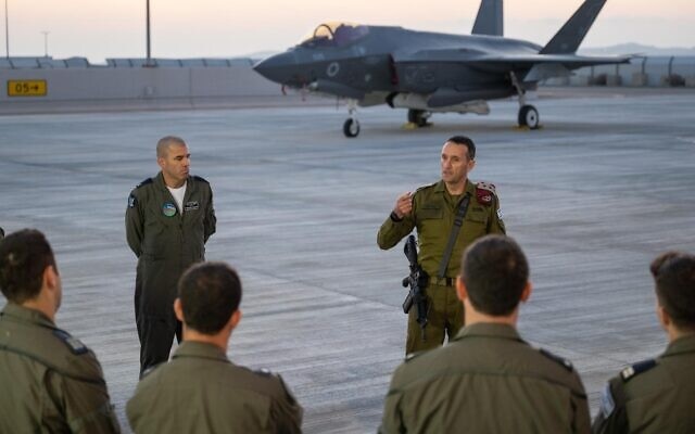 Tổng Tham mưu trưởng Lực lượng Phòng vệ Israel (IDF), Trung tướng Herzi Halevi, tại ăn cứ không quân Nevatim ở miền Nam Israel ngày 15-4/2024. Ảnh: IDF