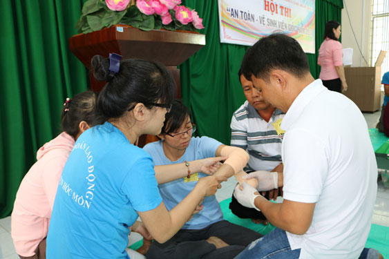 Người lao động tham gia Hội thi “An toàn - vệ sinh viên giỏi” do LĐLĐ huyện Hóc Môn, TP HCM tổ chức