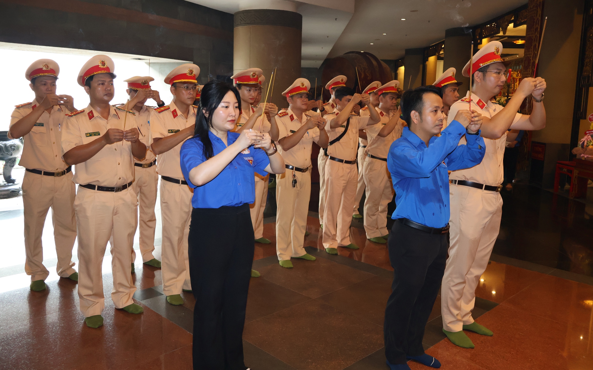 Đoàn Thanh niên báo Người Lao Động, Phòng CSGT TP HCM dâng hoa, dâng hương tưởng niệm các vua Hùng
