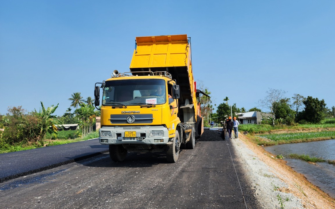 Làm đường 3,8 tỉ nhưng nghiệm thu khống để chiếm đoạt hơn 1 tỉ đồng