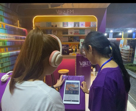 Các bạn trẻ trải nghiệm kho sách nói có bản quyền với công nghệ thu âm tân tiến trên ứng dụng đa tiện ích Voiz FM  tại Đường sách Nguyễn Văn Bình (TP HCM)