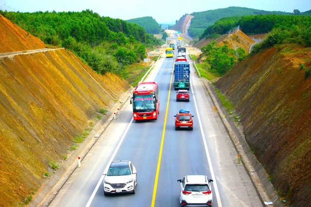 Cấm xe khách 30 chỗ, xe từ 6 trục đi trên đường cao tốc Cam Lộ - La Sơn từ 4-4- Ảnh 1.