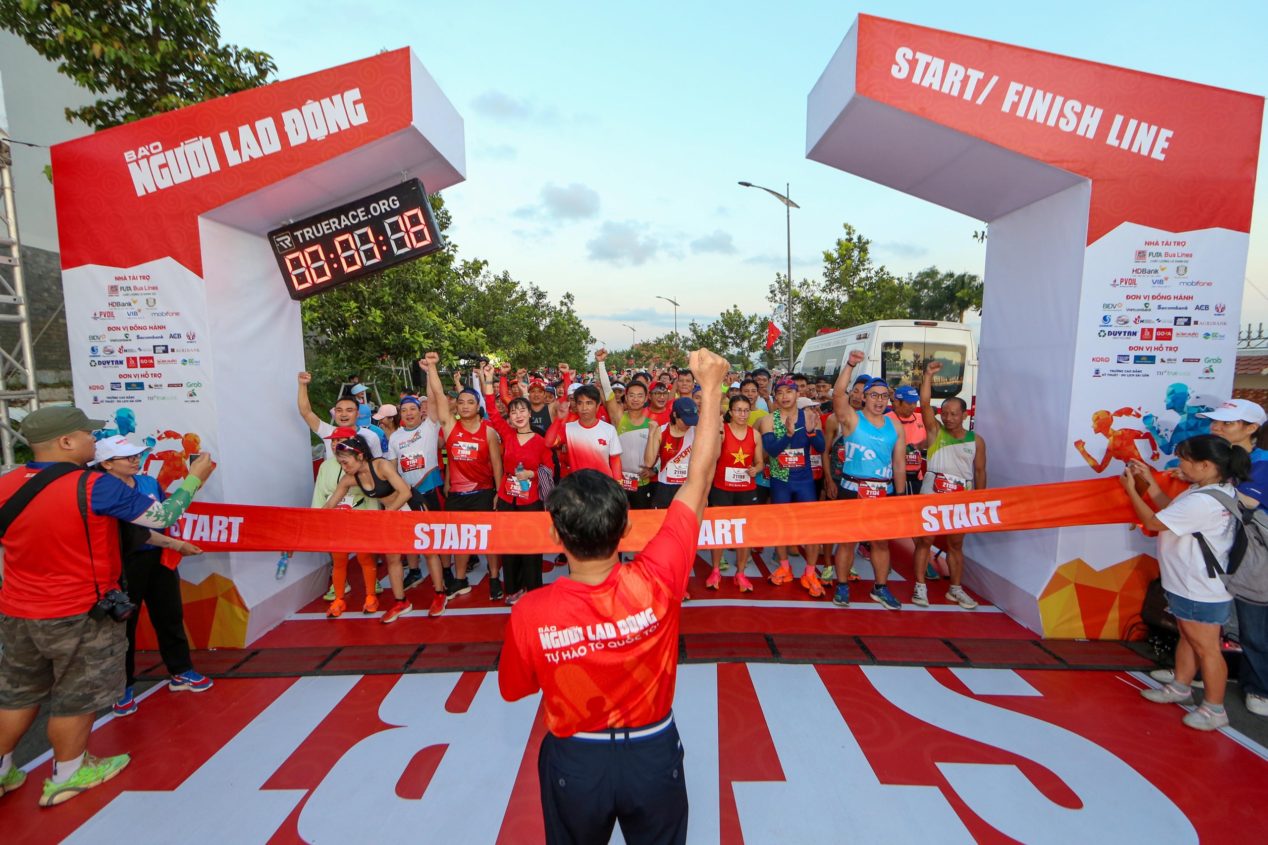 Những khoảnh khắc đáng nhớ tại giải Giải half-marathon “Tự hào Tổ quốc tôi”- Ảnh 1.