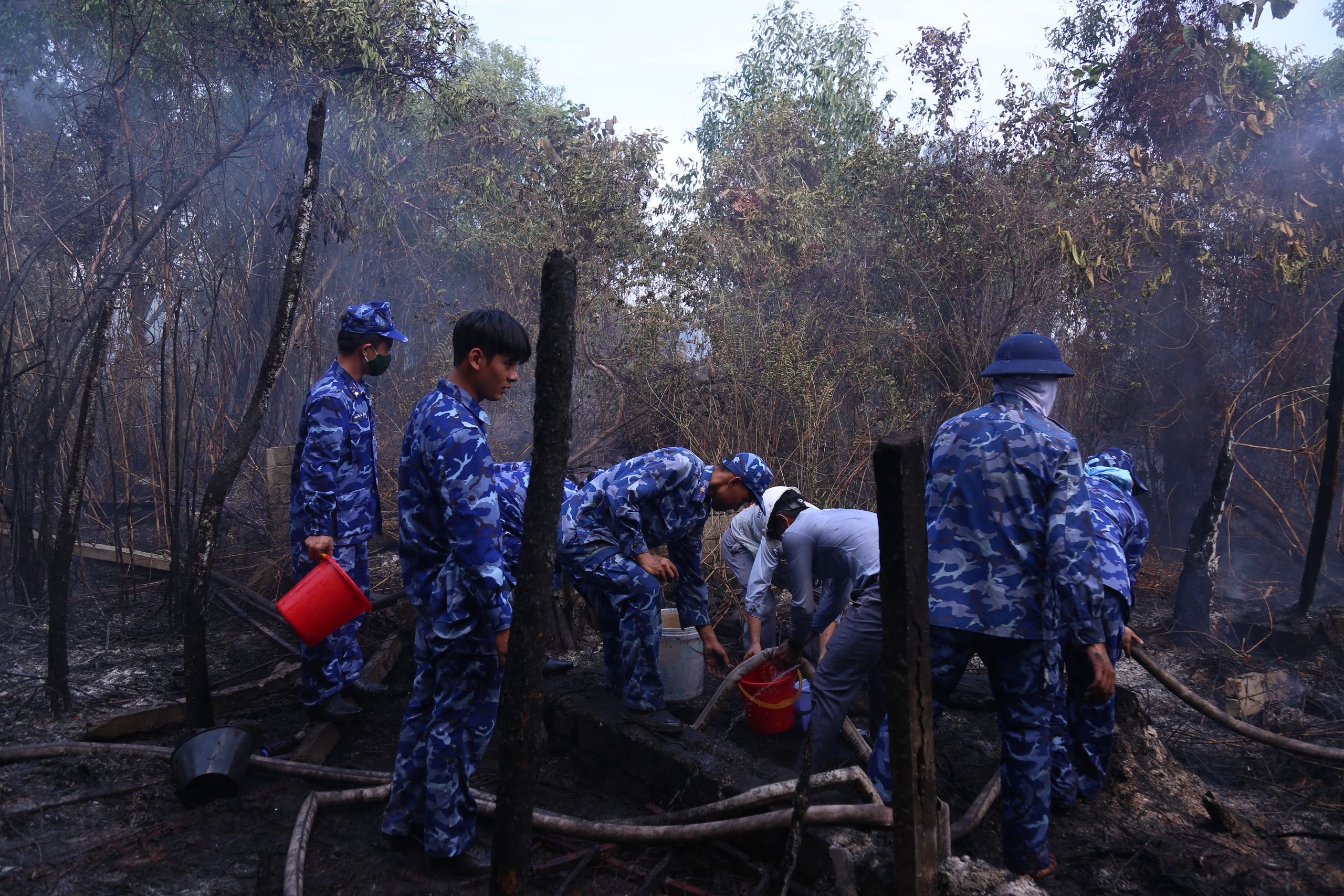 Cảnh sát biển ở Phú Quốc giúp dân dập lửa, hiểu rõ pháp luật- Ảnh 3.