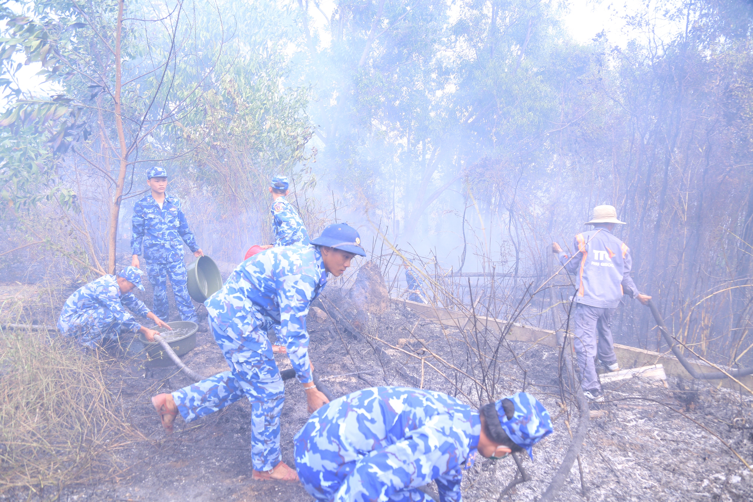 Cảnh sát biển ở Phú Quốc giúp dân dập lửa, hiểu rõ pháp luật- Ảnh 4.