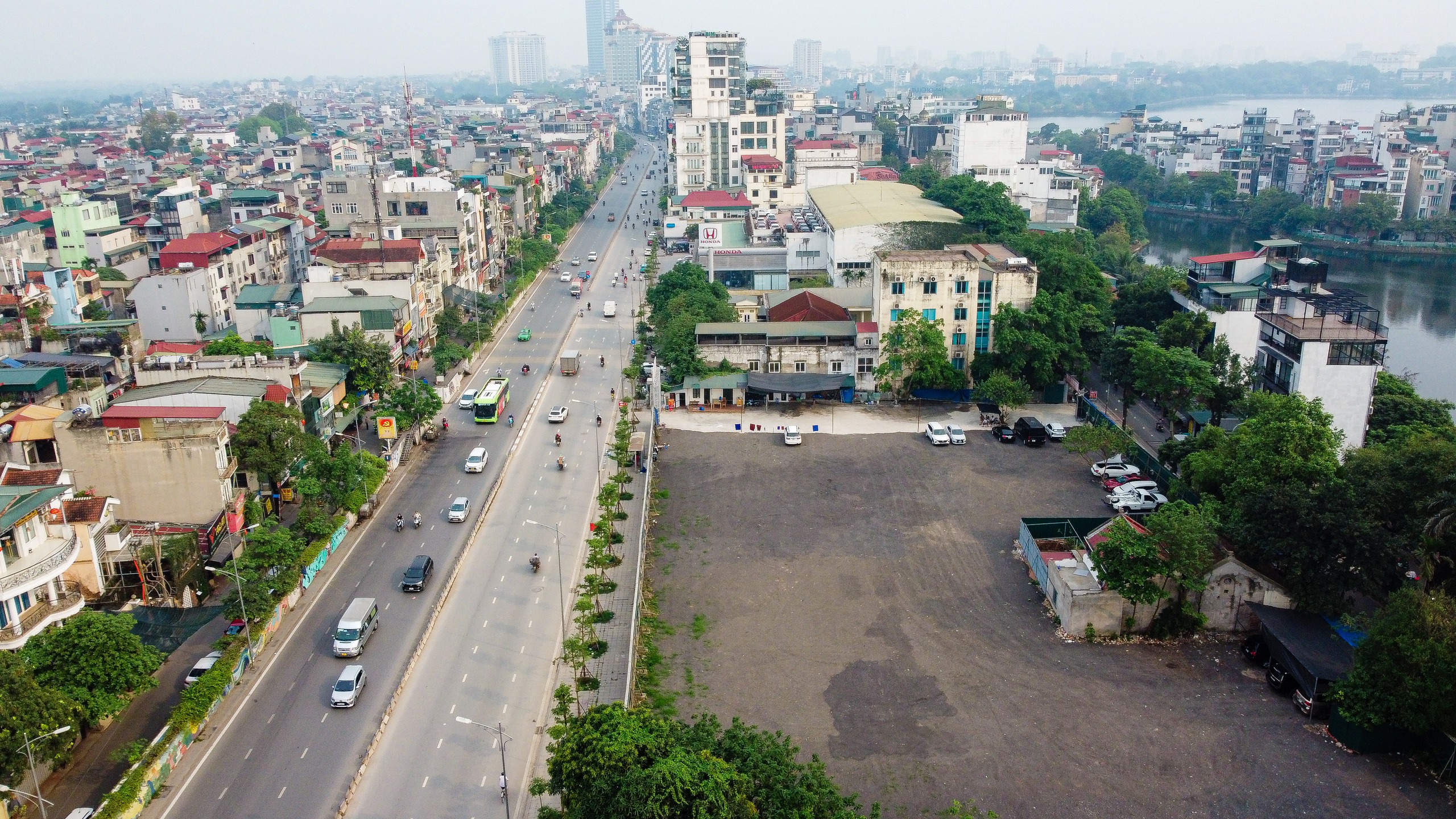 VIDEO: Khu "đất vàng" bị hô biến thành bãi xe trái phép- Ảnh 10.