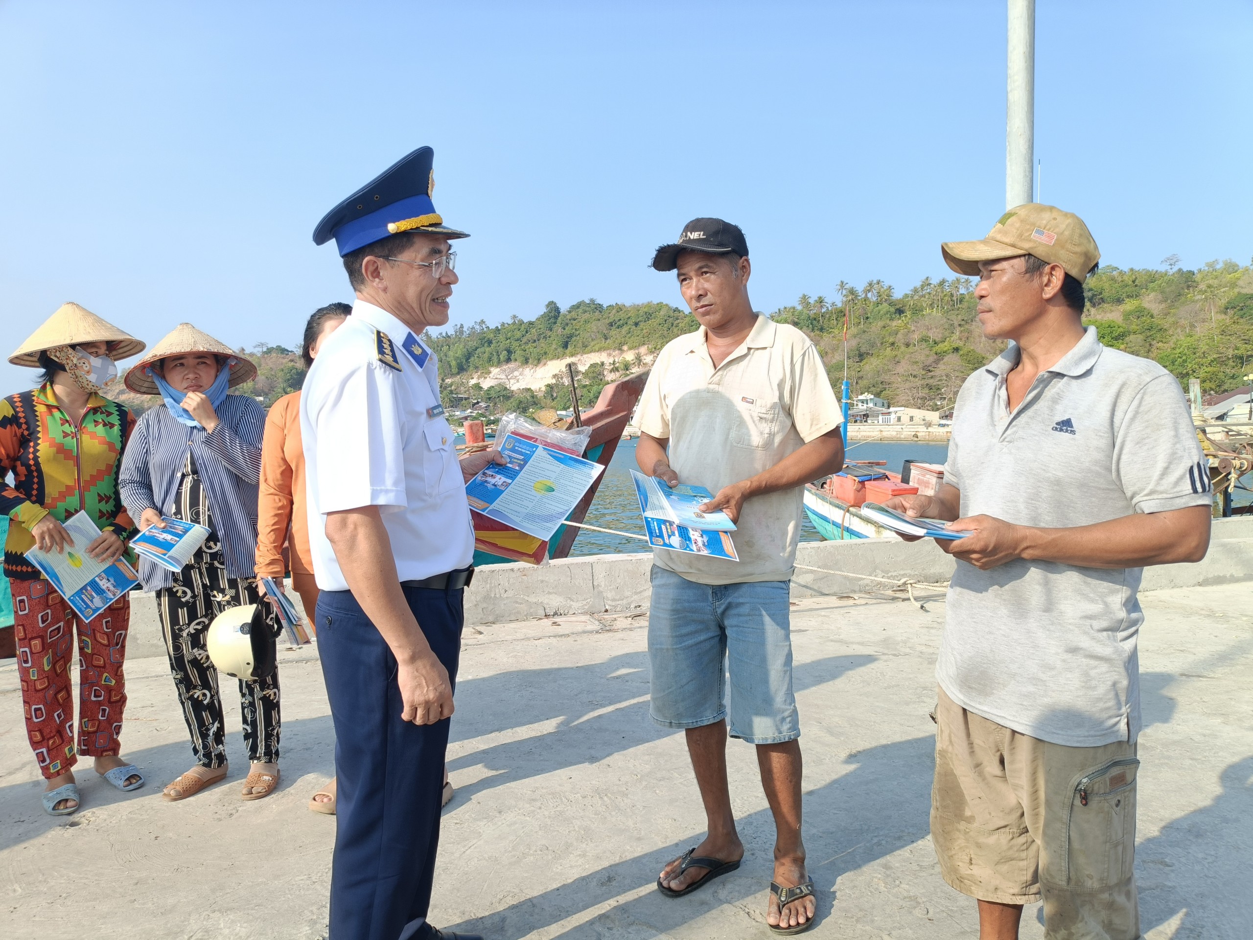 Cảnh sát biển ở Phú Quốc giúp dân dập lửa, hiểu rõ pháp luật- Ảnh 7.