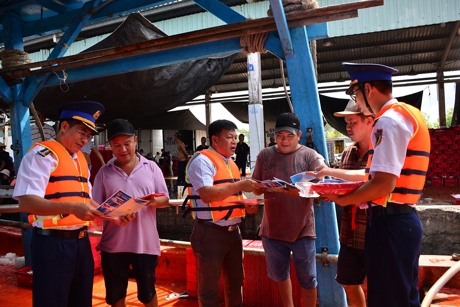 Cảnh sát biển ở Phú Quốc giúp dân dập lửa, hiểu rõ pháp luật- Ảnh 8.