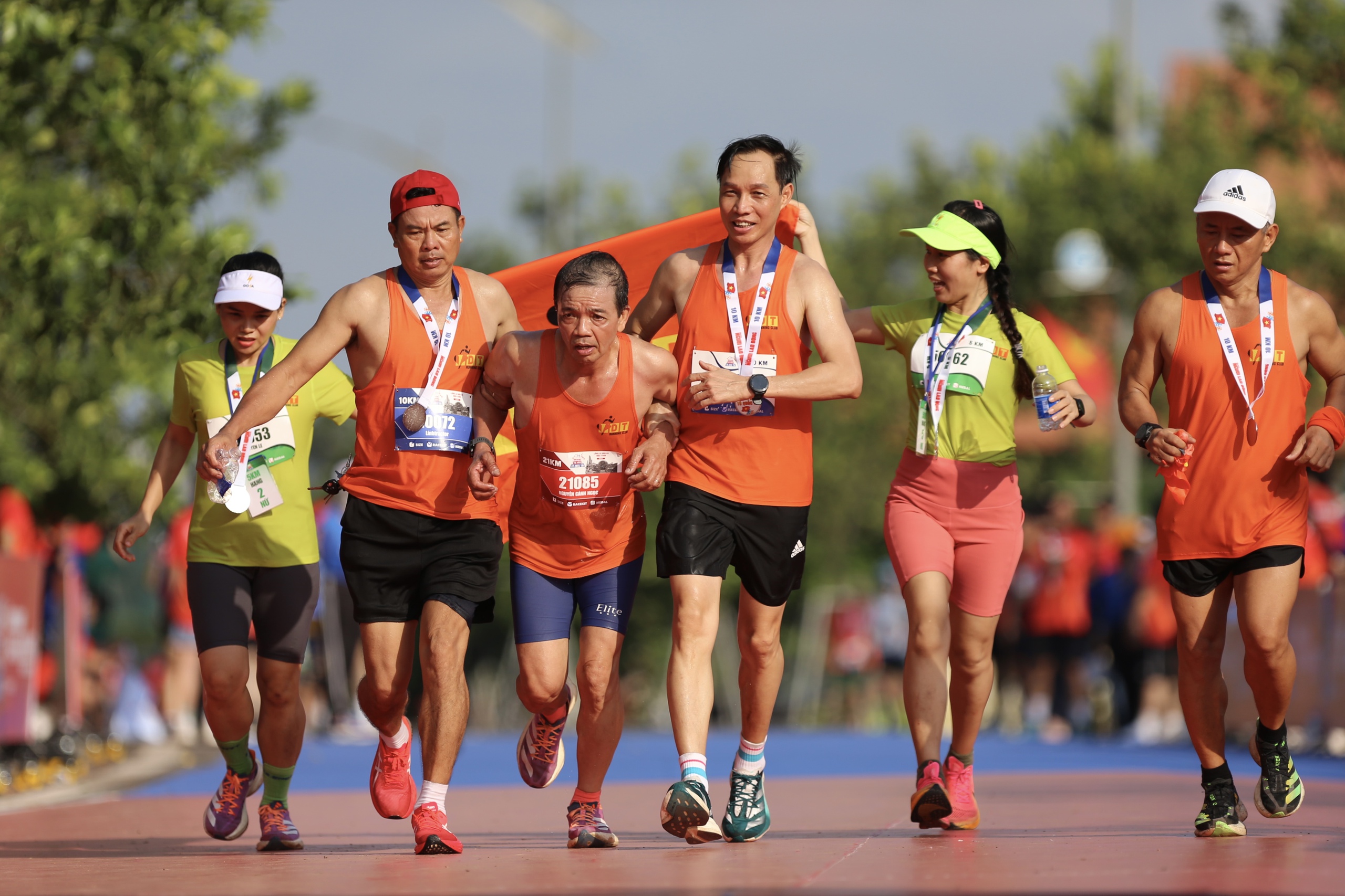 Những khoảnh khắc đáng nhớ tại giải Giải half-marathon “Tự hào Tổ quốc tôi”- Ảnh 26.