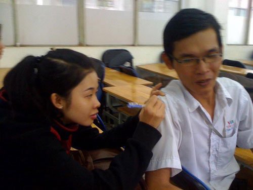 Bạn học ký tên lên áo của thầy Nguyễn Tài Hoạt tặng tác giả ngày rời trường