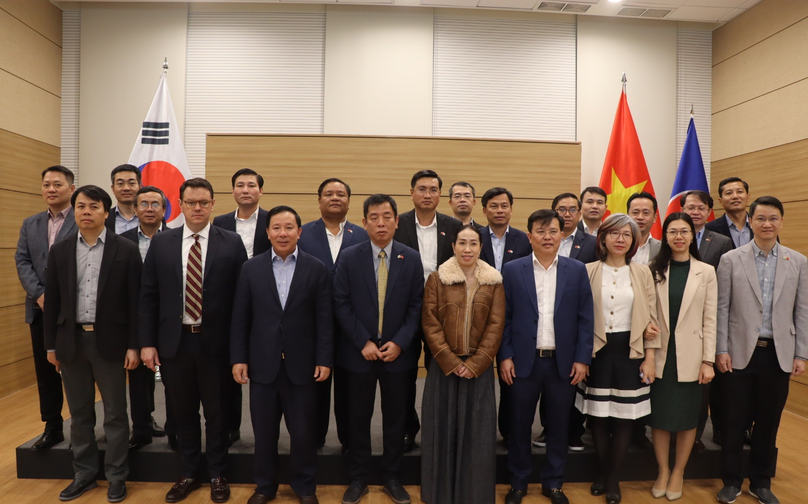 Chủ tịch UBND tỉnh Long An cùng đoàn xúc tiến đầu tư sang Hàn Quốc