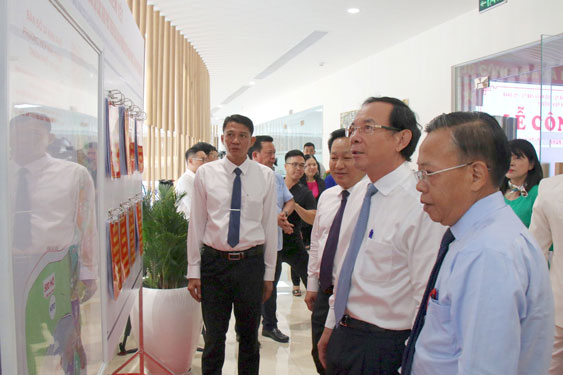 Bí thư Thành ủy TP HCM Nguyễn Văn Nên theo dõi thông tin sắp xếp khu phố mới ở phường Hiệp Bình Phước, TP Thủ Đức Ảnh: NGUYỄN PHAN