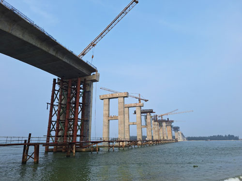 Cầu vượt cửa biển Thuận An đang được khẩn trương thi công