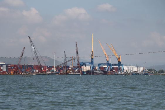 Cảng Chu Lai không thể tiếp nhận và khai thác tàu biển theo đúng thiết kế do tuyến luồng Kỳ Hà bị sa bồi nghiêm trọng