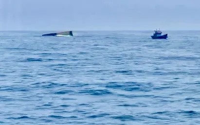 Chìm sà lan ngoài khơi biển Lý Sơn, 3 người chết, 2 người mất tích