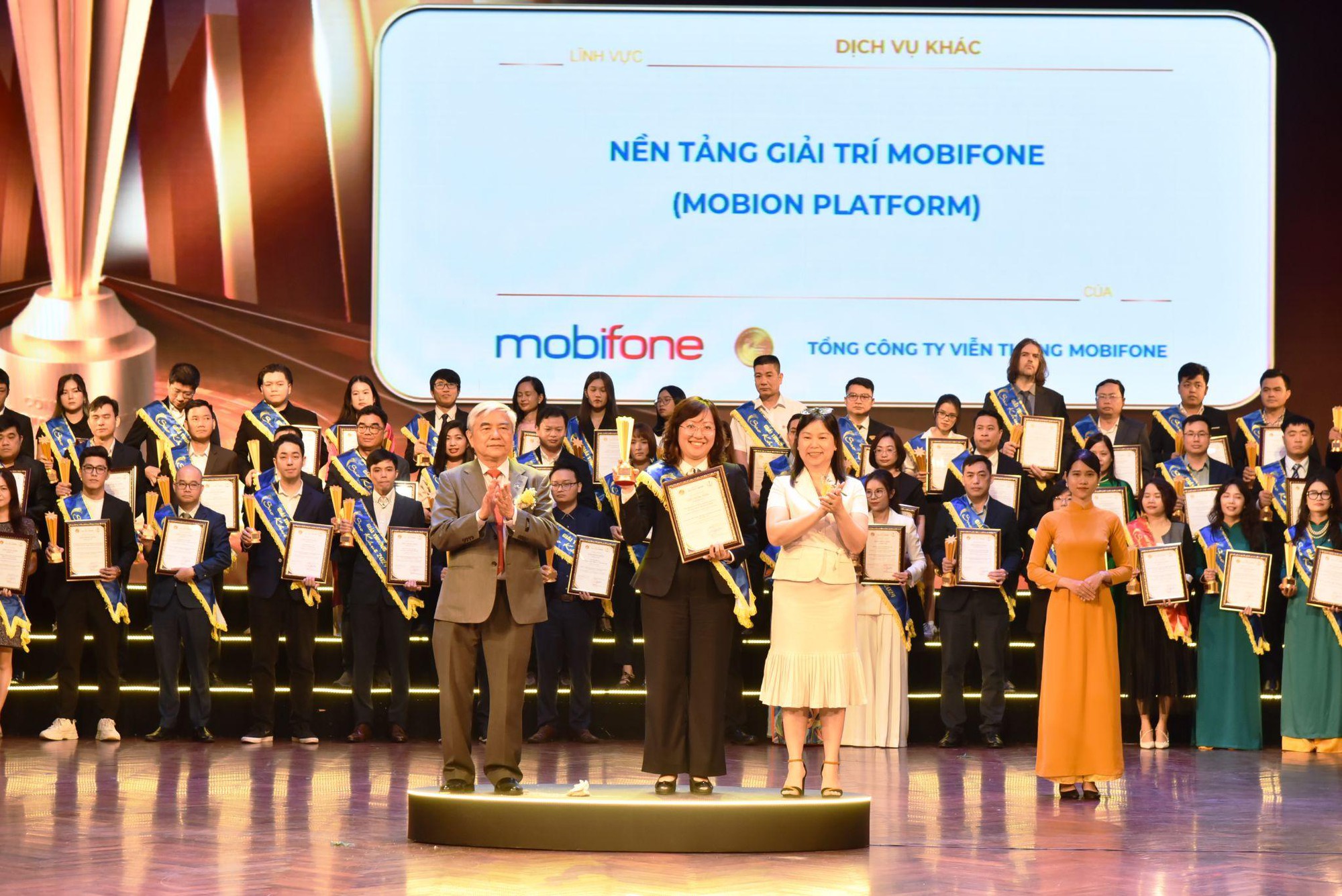 MobiFone nhận 5 giải thưởng, ghi dấu ấn tại Sao Khuê 2024- Ảnh 3.