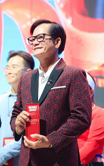Thầy Khiêm vinh dự nhận giải thưởng WeChoiceAwards 2023 hạng mục Nhân vật truyền cảm hứng