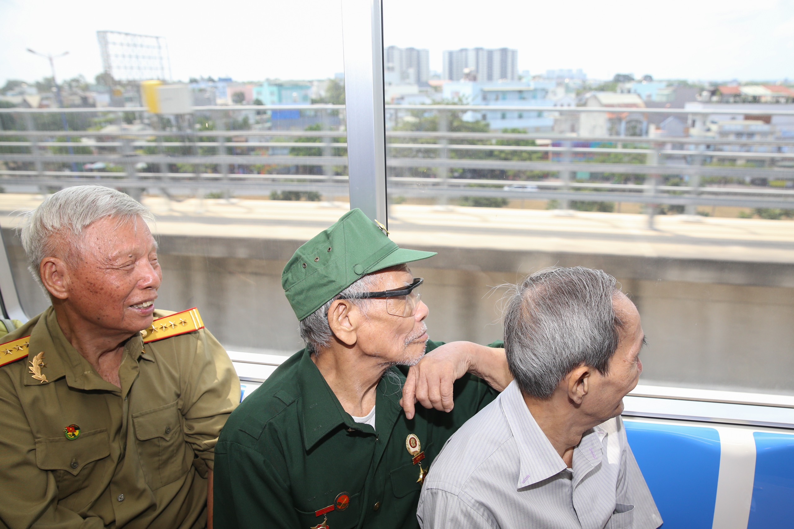 Cựu chiến binh Điện Biên Phủ xúc động khi lần đầu đi thử Metro số 1- Ảnh 3.