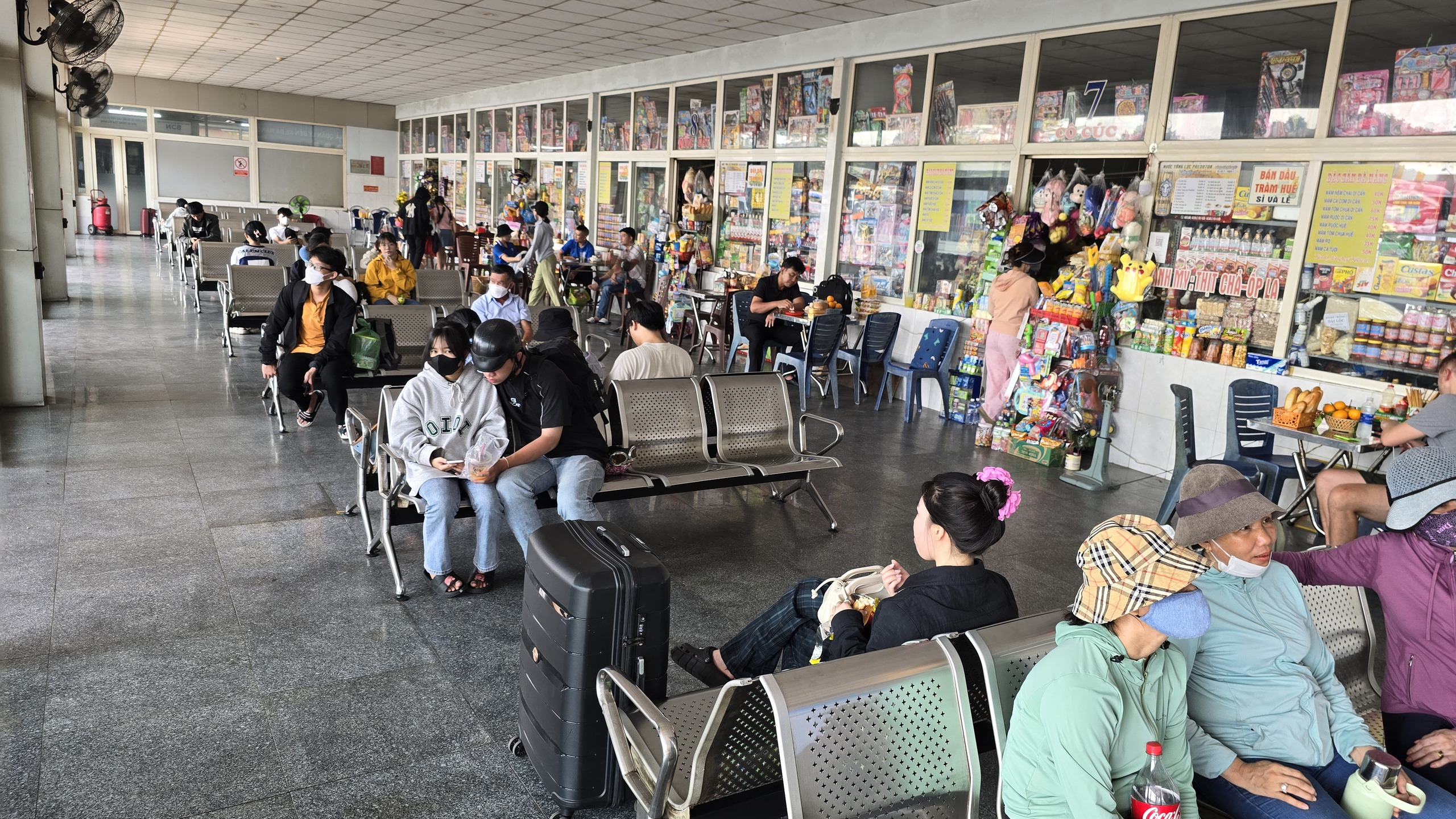 Khung cảnh lạ ở sân bay Tân Sơn Nhất trong ngày đầu nghỉ lễ 30-4, 1-5- Ảnh 7.