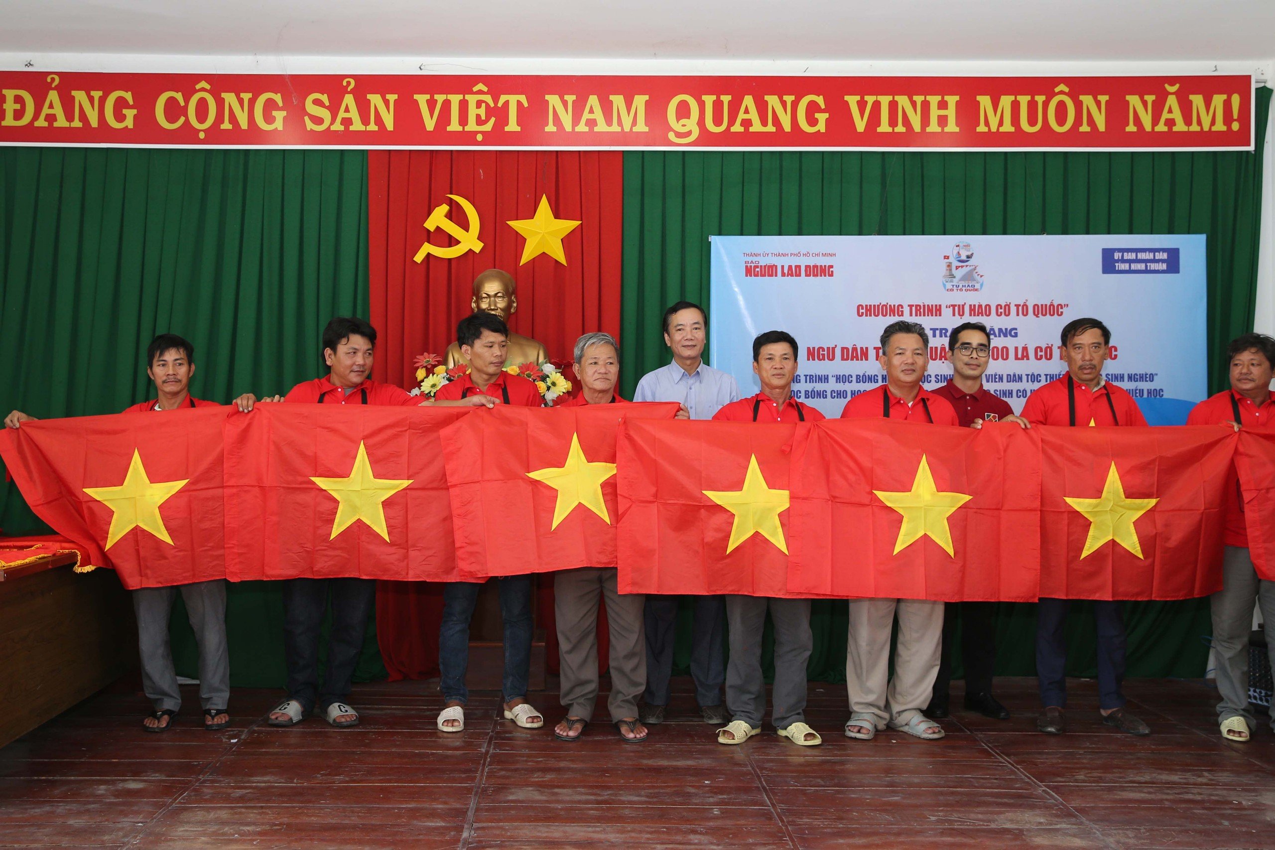 Cờ Tổ quốc đến với ngư dân Ninh Thuận- Ảnh 3.