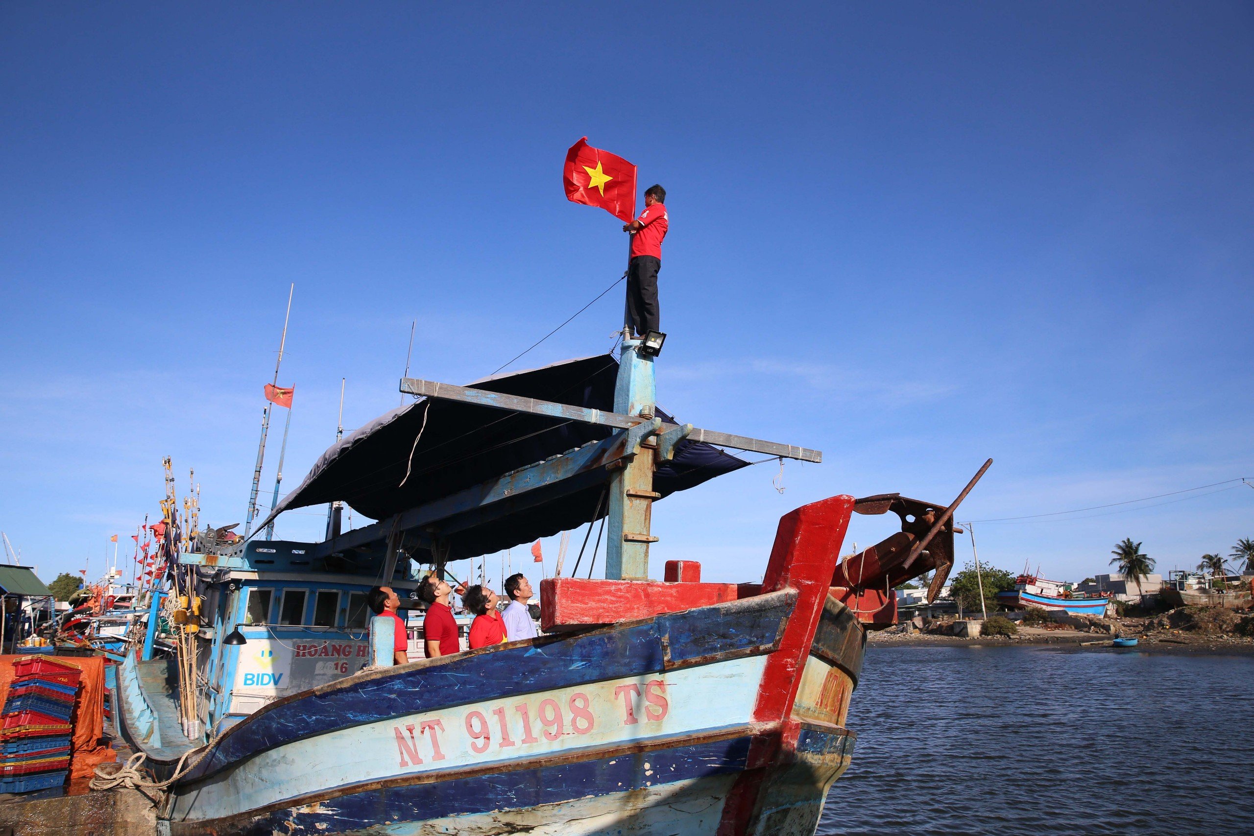 Cờ Tổ quốc đến với ngư dân Ninh Thuận- Ảnh 4.
