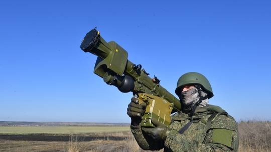 Một binh sĩ Nga dùng tên lửa vác vai bắn về phía lực lượng Ukraine ở một địa điểm không xác định. Ảnh: RIA Novosti/Sputnik