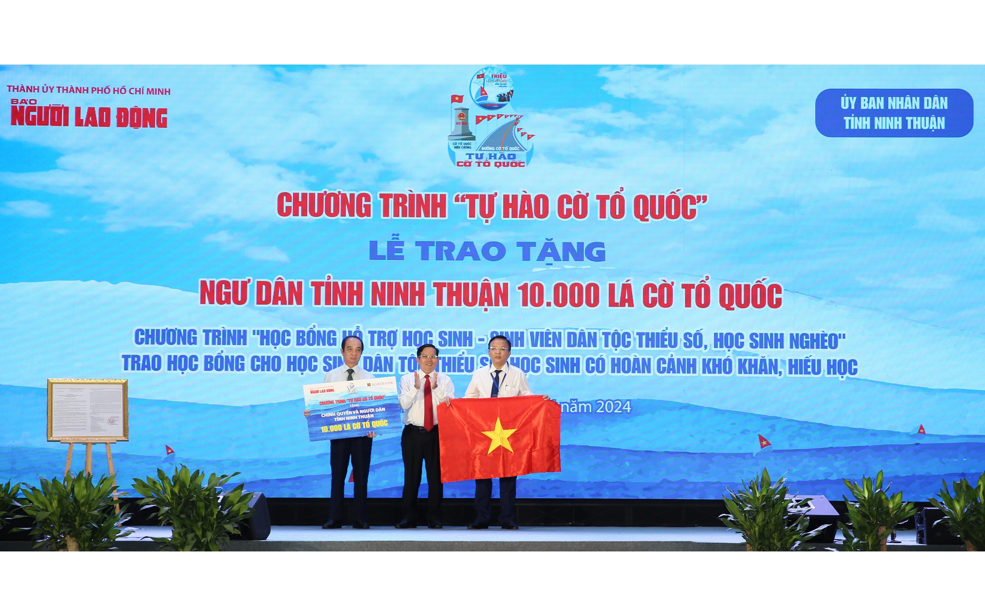 Cờ Tổ quốc đồng hành với xứ sở nắng gió