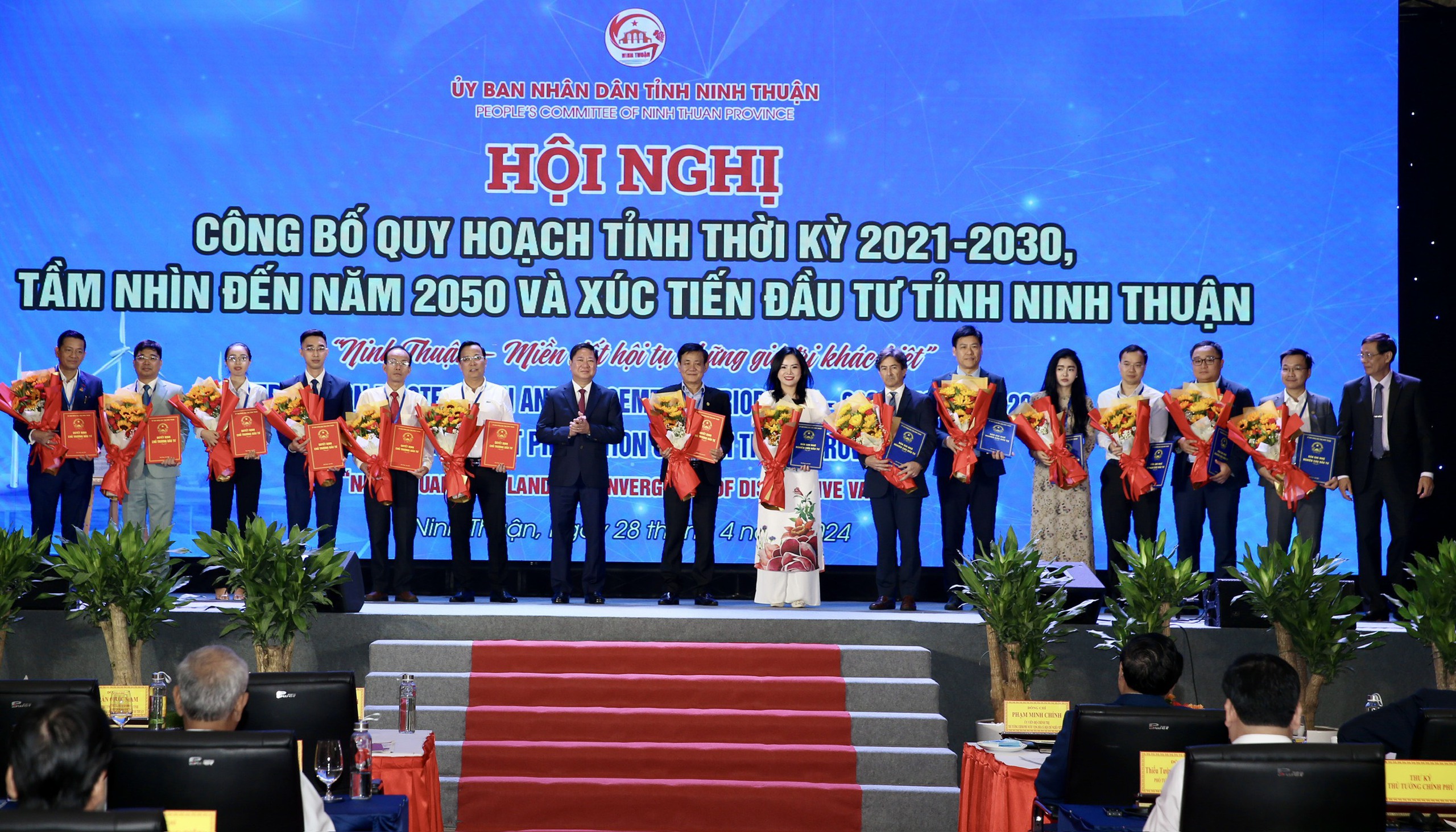 Báo Người Lao Động trao cờ, học bổng tại lễ công bố quy hoạch tỉnh Ninh Thuận- Ảnh 8.