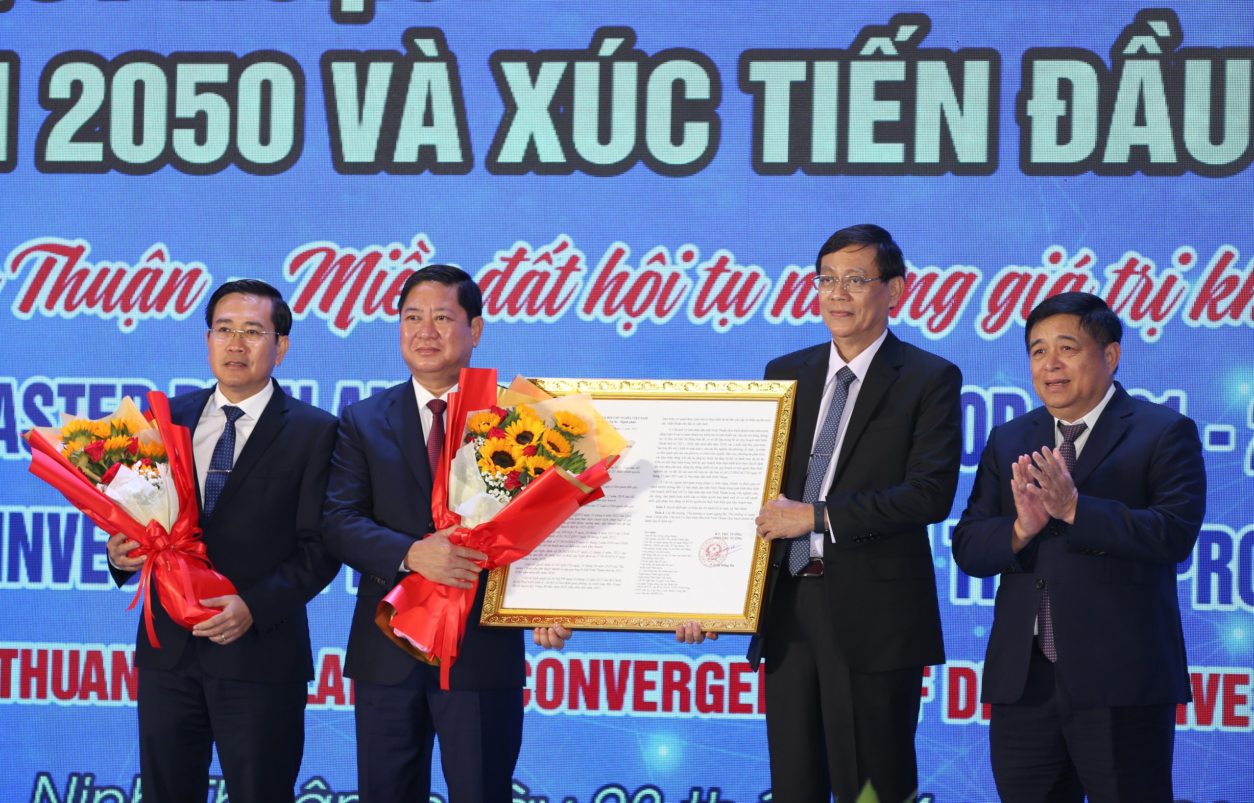 Báo Người Lao Động trao cờ, học bổng tại lễ công bố quy hoạch tỉnh Ninh Thuận- Ảnh 3.