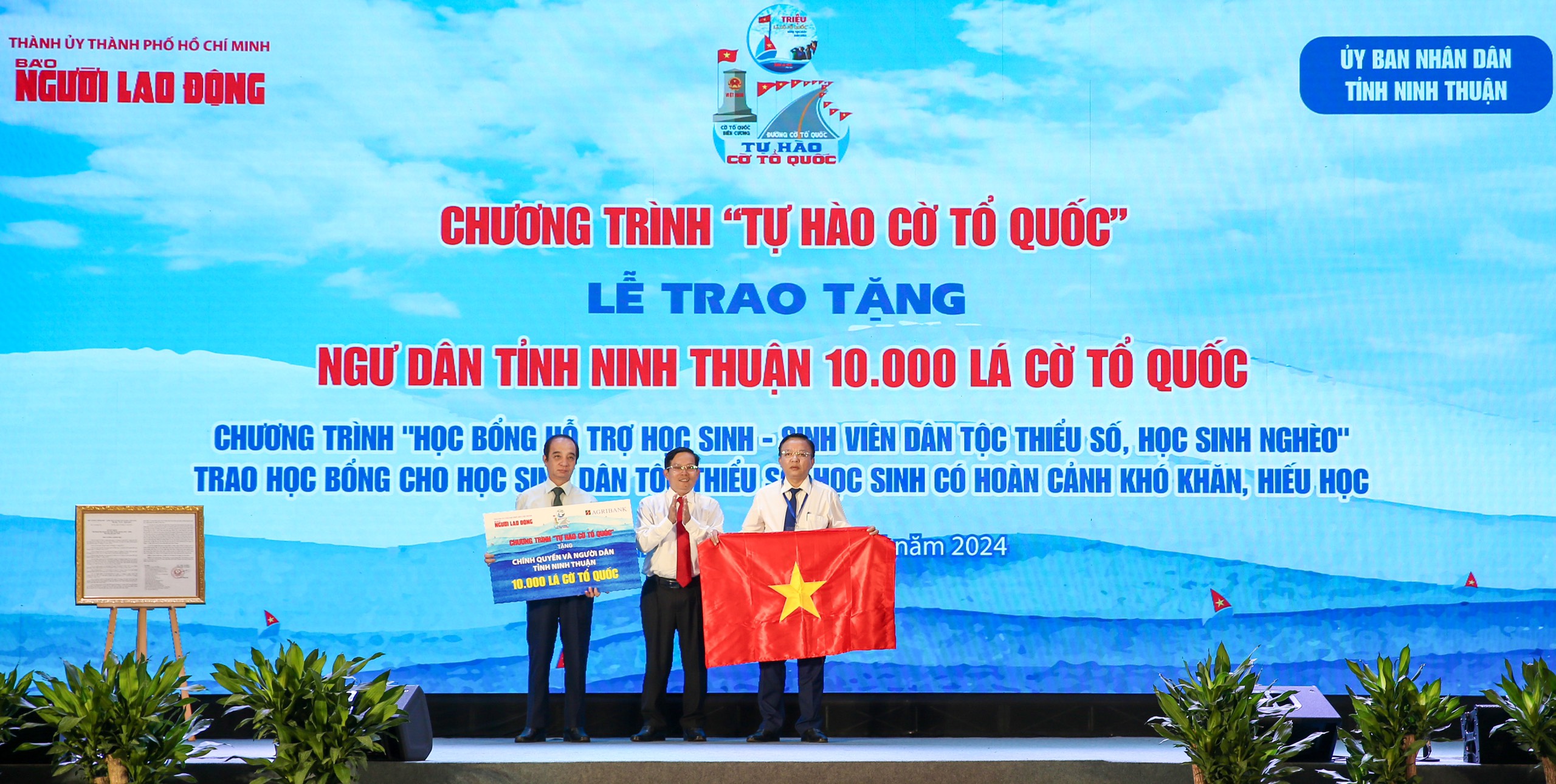 Báo Người Lao Động trao cờ, học bổng tại lễ công bố quy hoạch tỉnh Ninh Thuận- Ảnh 1.