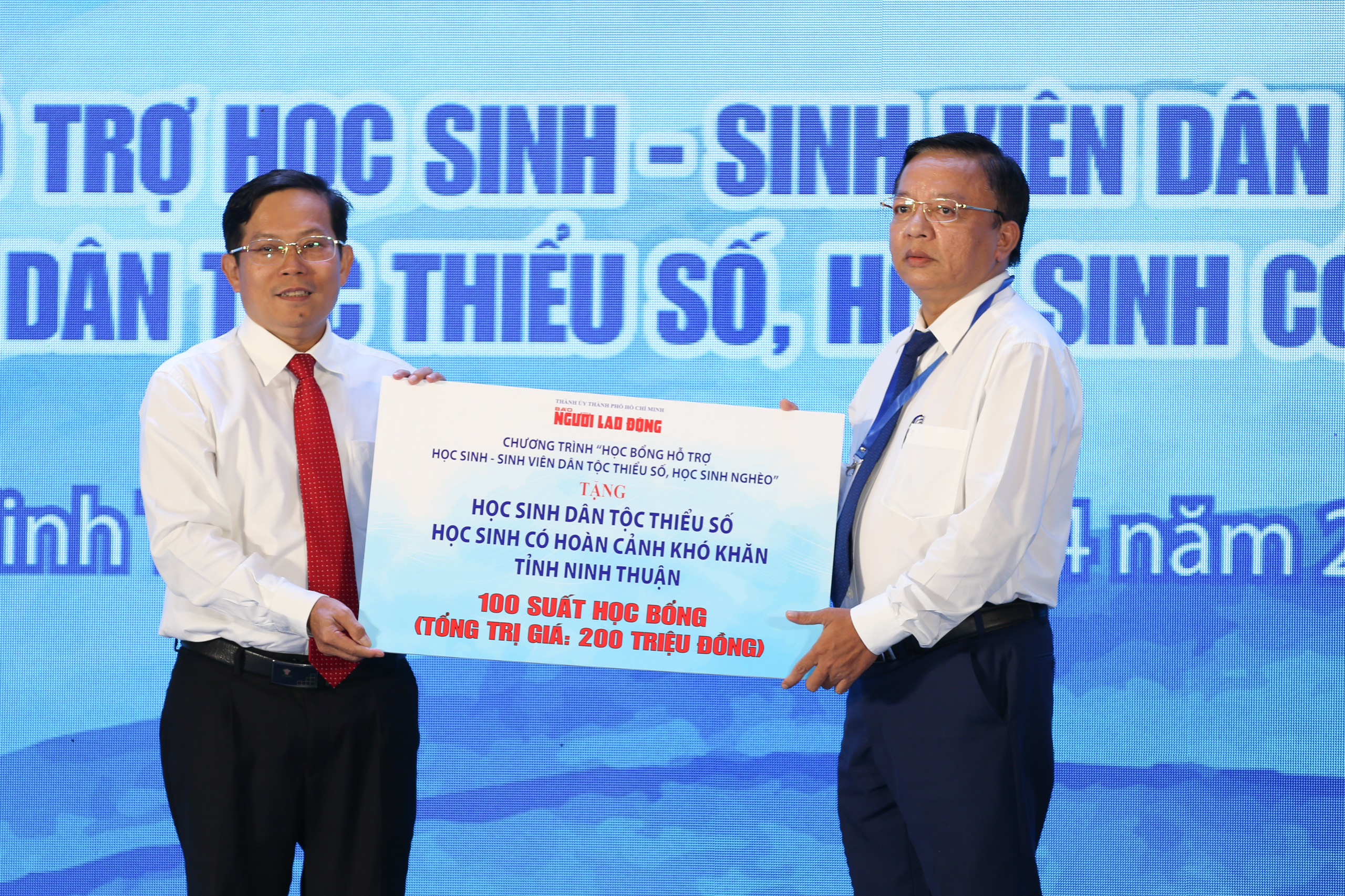 Báo Người Lao Động trao cờ, học bổng tại lễ công bố quy hoạch tỉnh Ninh Thuận- Ảnh 2.