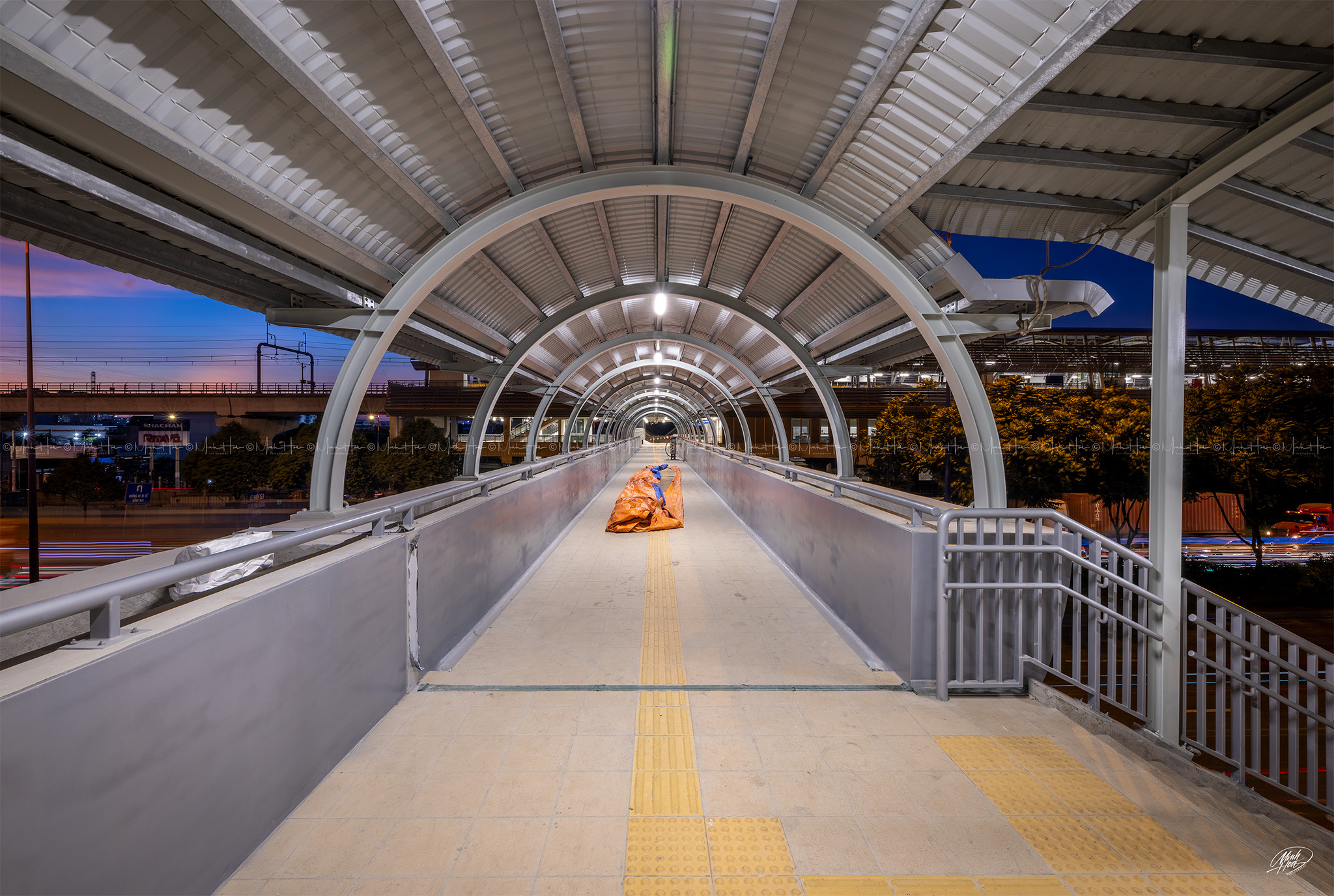 Đội nắng thi công xuyên lễ công trình cầu bộ hành của tuyến Metro số 1- Ảnh 3.